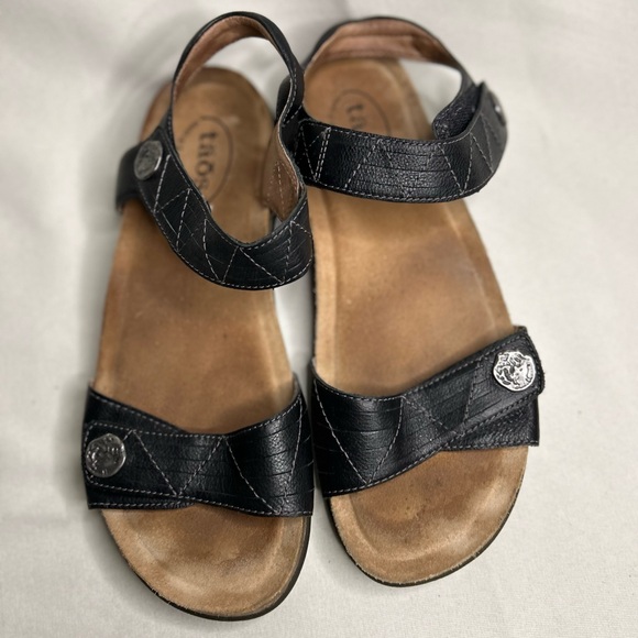 Taos Footwear Black Leather Slingback Sandals with Silver Medallion - Picture 2 of 8